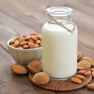 ¿Los perros pueden beber leche de almendras?